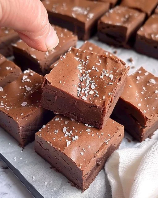 Deliciosos brownies de ganache de chocolate recién horneados.