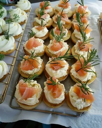 Taza de té de la tarde de Alice Wilhelm con galletas y flores