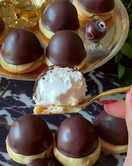 Deliciosos alfajores de navidad decorados y preparados para una celebración