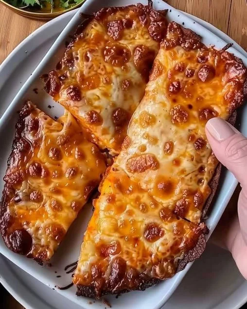 Recetas vegetarianas saludables para 2025 en una mesa con ingredientes frescos.