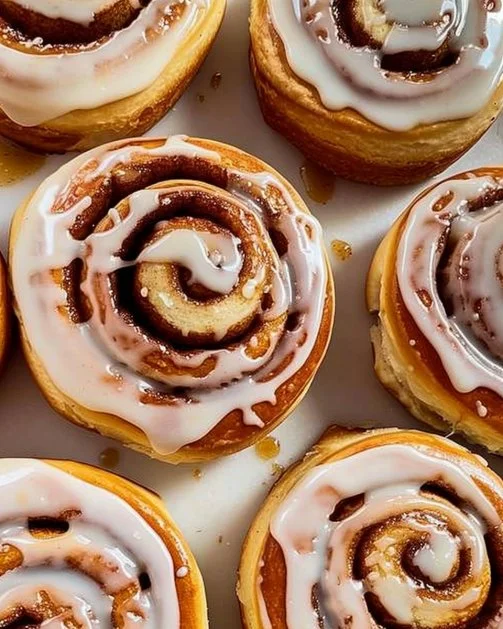 Deliciosos rollos de canela recién horneados con glaseado