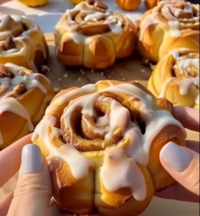 Rollos de canela en forma de calabaza listos para servir