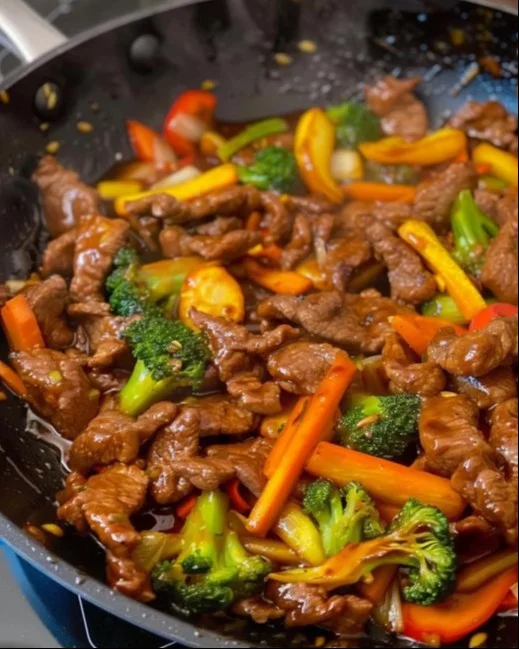 Salteado de carne y verduras recién cocinado en un plato colorido