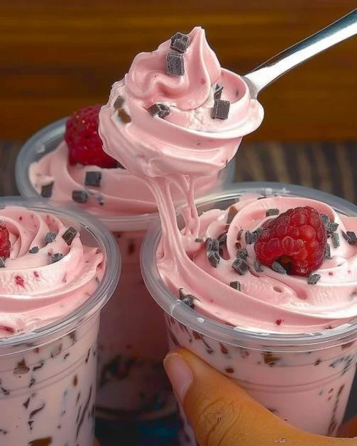 Sobremesa cremosa de liquidificador servida en un plato atractivo