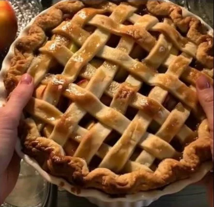 Tarta de manzana recién horneada con manzanas en la parte superior