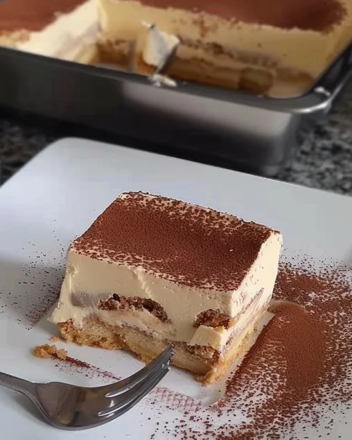 Tiramisú auténtico, un postre italiano con capas de café y mascarpone.