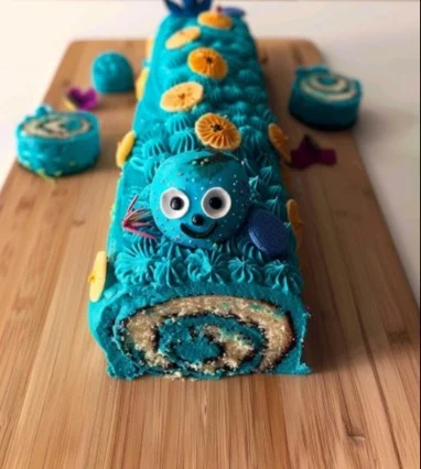 Torta Rodante Tropical Azul inspirada en Stitch decorada y lista para servir.