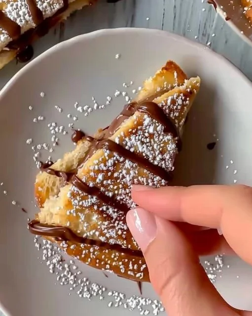 Tostada de Nutella fácil y deliciosa sobre una mesa con frutas.
