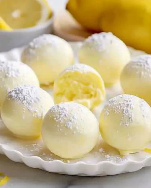 Deliciosas trufas de limón decoradas con ralladura de cítricos.