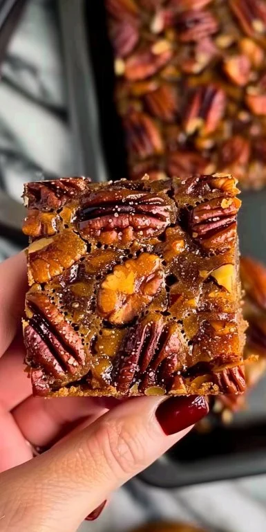 Barras de Pecan Pie sin gluten y saludables en un plato