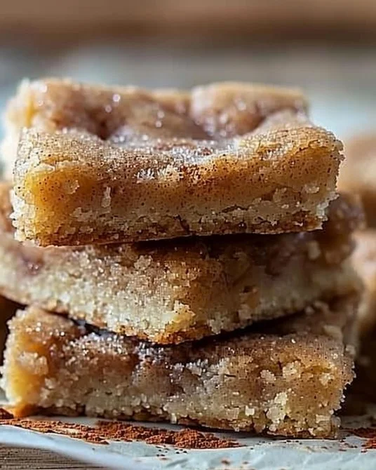 Blondies de miel y canela recién horneados y decorados.