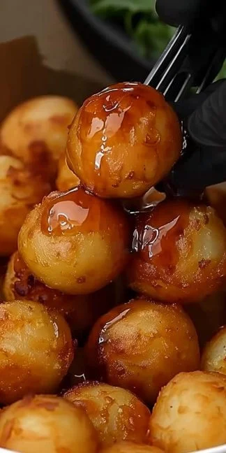 Bolitas de Papa Crujientes en un plato recién sacadas del horno.