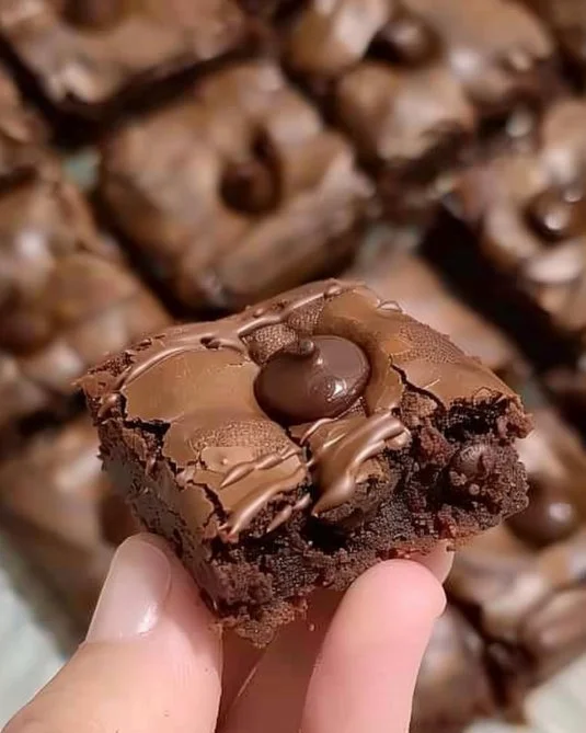 Brownie chocolate recién horneado y listo para disfrutar.