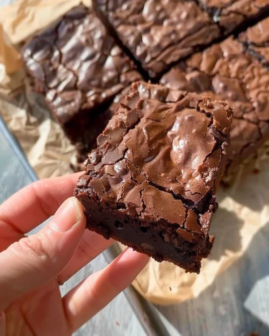 Brownie de Chocolate Fudgy perfecto y decadente en un plato