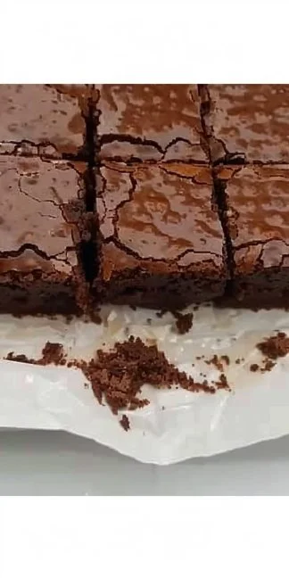 Deliciosos brownies recién horneados, perfectos para compartir.