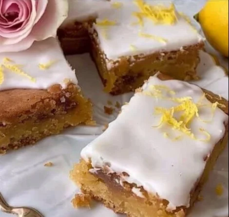 Deliciosos brownies de limón decorados con glaseado cítrico