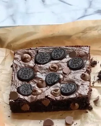 Brownies de Oreo recién horneados con trozos de galleta Oreo