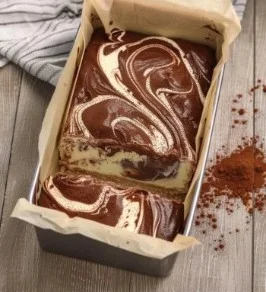 Rebanadas de Budín Marmolado casero sobre un plato decorativo.