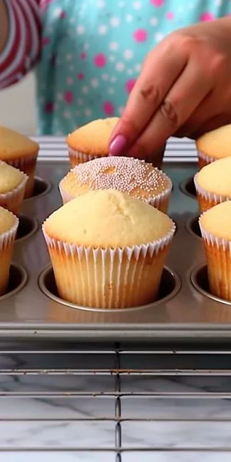 Deliciosos cupcakes de vainilla con glaseado suave y esponjoso