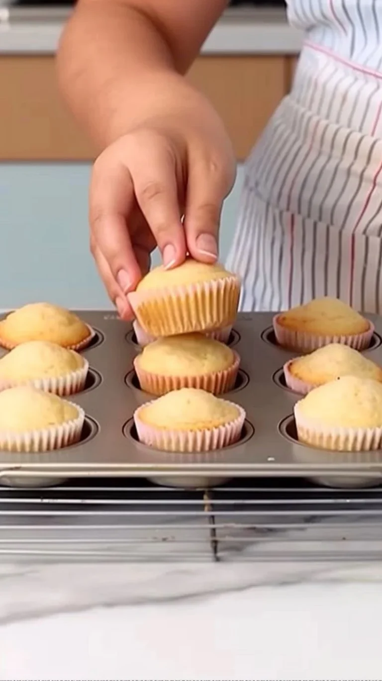 Cupcakes de vainilla decorados con crema y chispas de chocolate