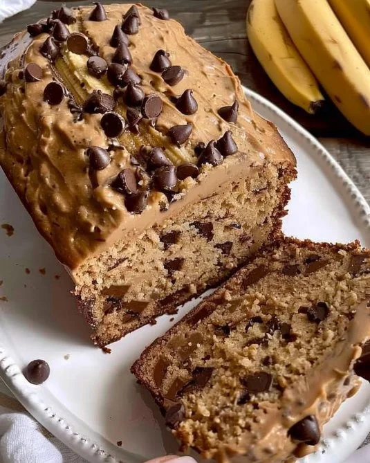 Plátano y chocolate en un postre delicioso y tentador