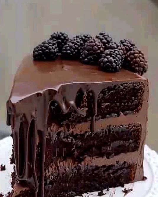 Torta Matilda: pastel mini de chocolate decorado y listo para servir