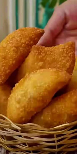 Empanadas caseras recién horneadas con relleno delicioso y dorado.