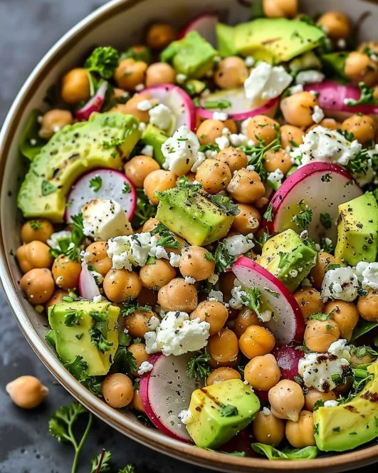 Ensalada de garbanzos con feta y aguacate en un plato