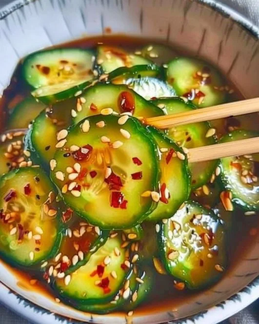 Ensalada de pepino asiático fresca y colorida con ingredientes saludables