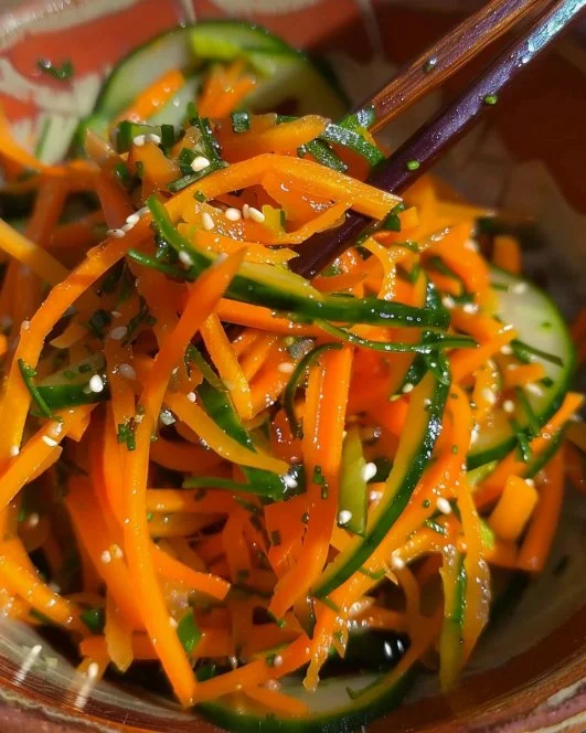 Ensalada de pepino y zanahoria fresca y colorida en un plato