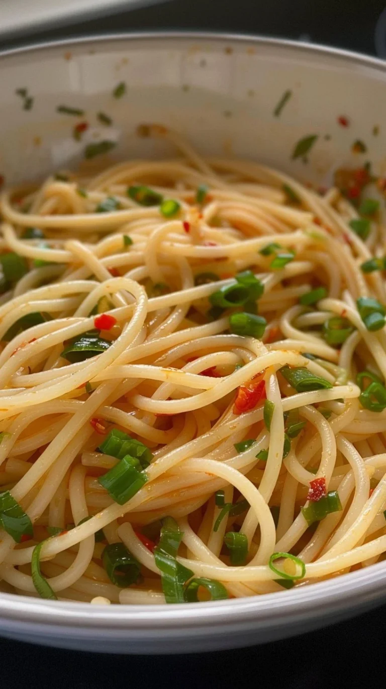 Plato de espagueti simple con salsa y hierbas frescas