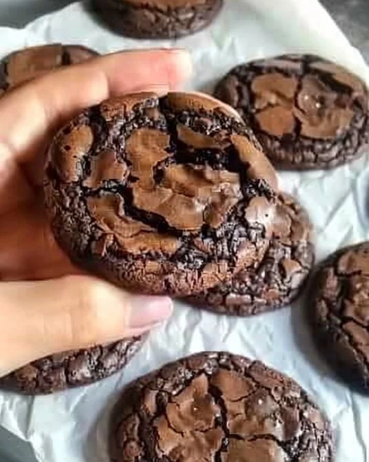 Galletas Brownie recién horneadas sobre una mesa de madera