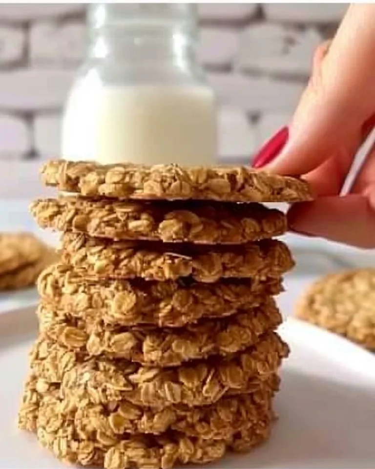Galletas crujientes de avena recién horneadas en un plato