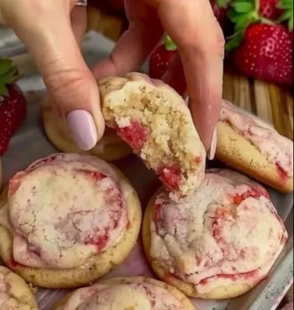 Deliciosas galletas de cheesecake de fresa recién horneadas.