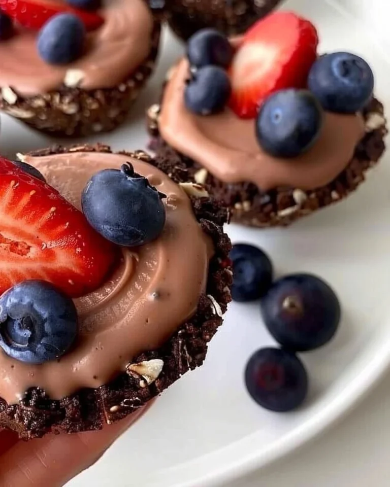 Galletas de chocolate saludables recién horneadas sobre una mesa de cocina.