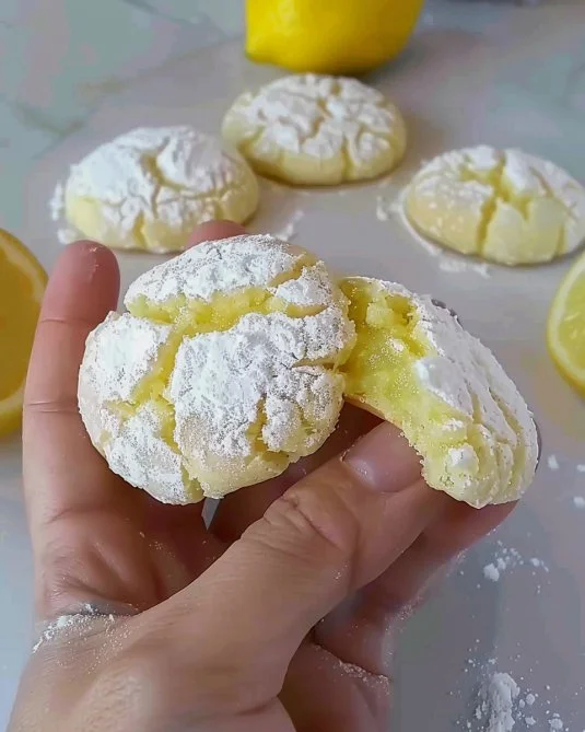 Galletitas de limón recién horneadas con un toque cítrico y esponjoso