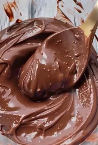 Taza de chocolate caliente con trozos de chocolate derretido