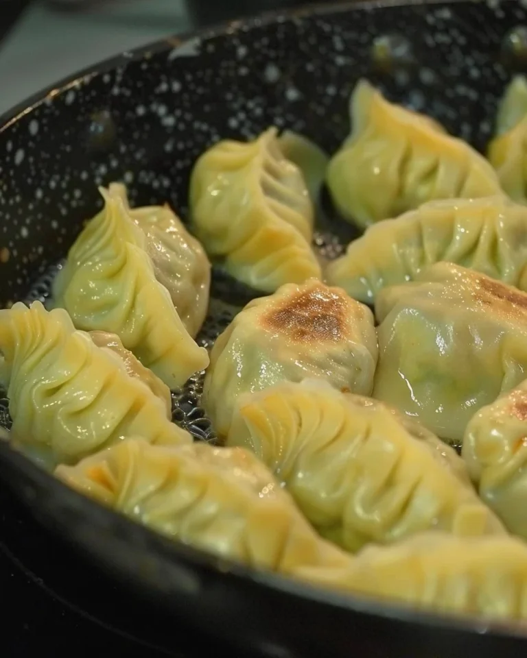 Gyoza japonesa crujiente y jugosa, un delicioso platillo japonés.
