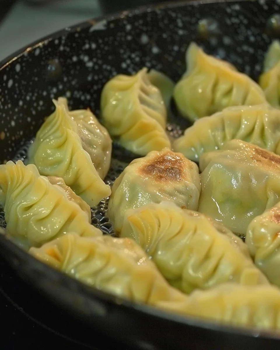 Gyoza japonesa crujiente y jugosa, un delicioso platillo japonés.