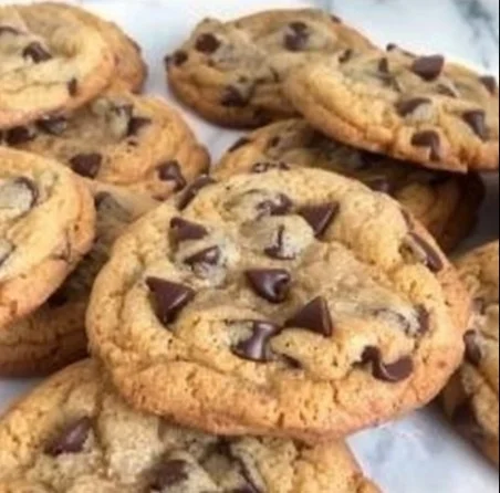 Galletas de chips de chocolate caseras recién horneadas en un plato.