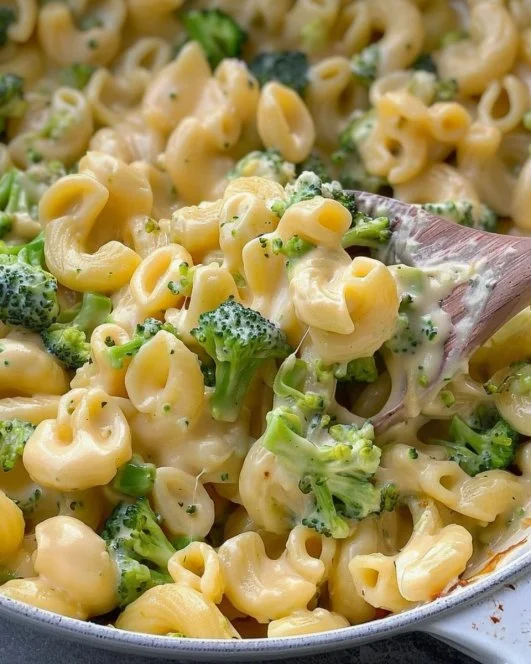 Una porción de macarrones y queso saludables con brócoli en un plato.