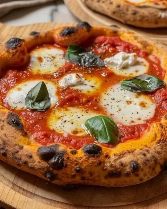 Masa de Pizza Napolitana lista para hornear con ingredientes frescos.