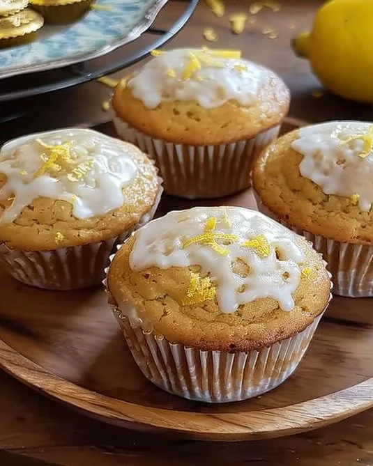 Muffins de Limón recién horneados en un plato colorido