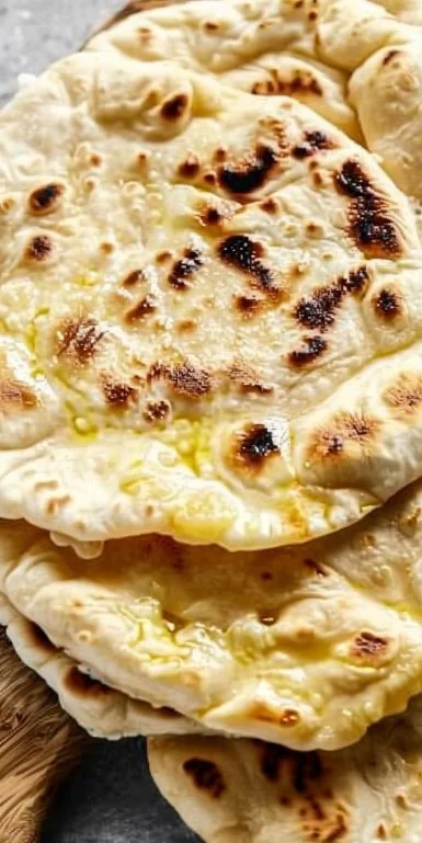 Naan de queso vegano y sin gluten recién horneado.