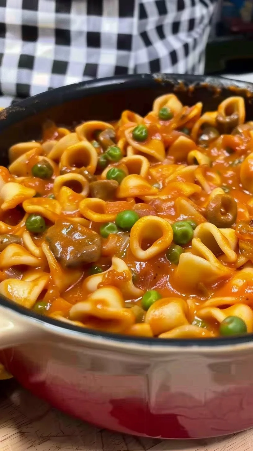 Plato de orecchiette boscaiola gratinadas, pasta con setas y salsa cremosa.