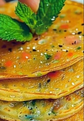 Panqueques con verduras frescas en un plato