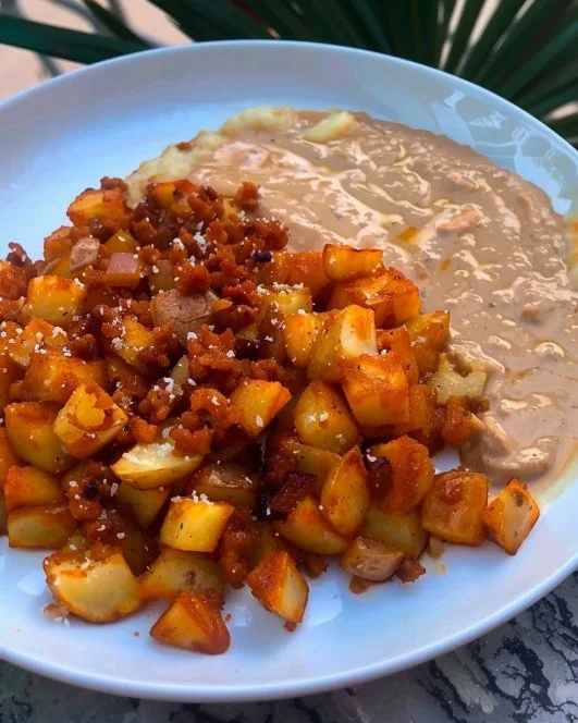 Delicioso plato de Papas con Chorizo listo para disfrutar