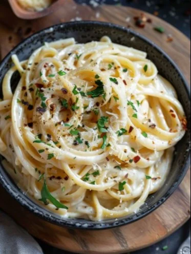 Plato de Pasta Cremosa con Ajo, deliciosa y fácil de preparar