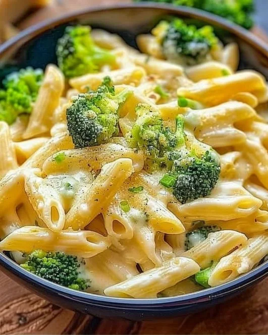 Pasta cremosa con brócoli y queso en un plato atractivo