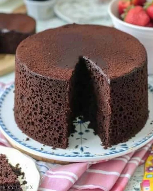 Delicioso pastel de chocolate suave decorado con ganache de chocolate